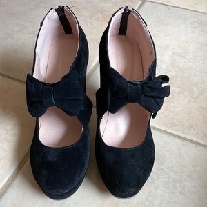 Black velvet pumps